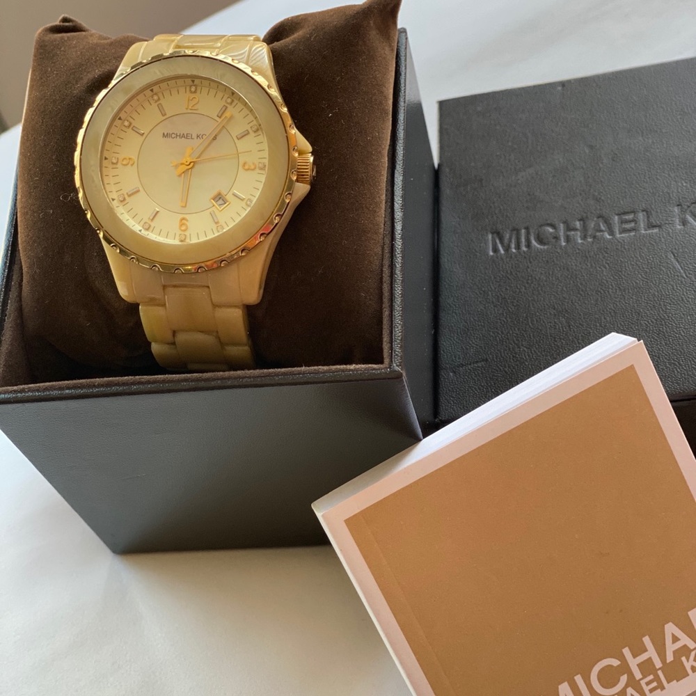 Michael Kors Watch Pearl face w/ Beige band